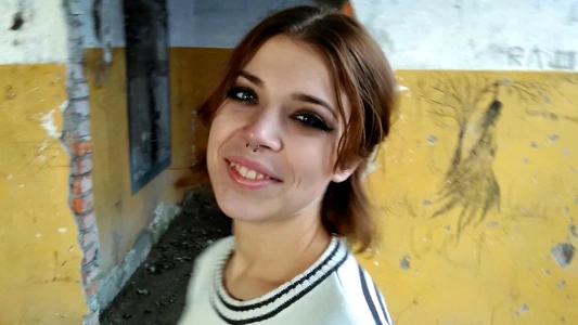 Ника и ее парень занимаются сексом в заброшенном здании и получает от этого особый кайф