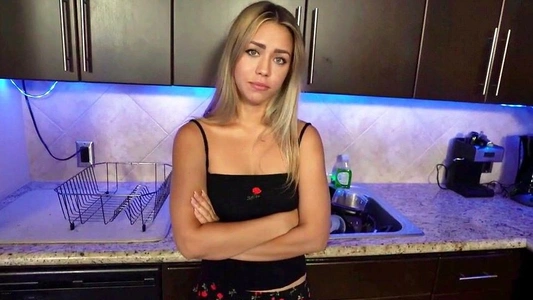 Алина Лопез — любимая падчерица отчима, поэтому получает все его внимание