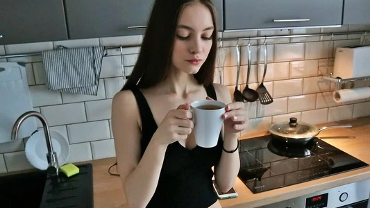 Подруга сделала себе чай, а парню предложила секс на кухне