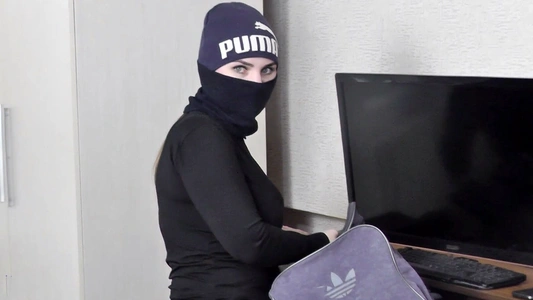 Поймал воровку на горячем, оттрахал в рот и кончил на лицо
