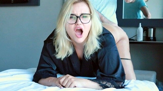 Попросила соседа помочь намазаться кремом, а он её вытрахал!